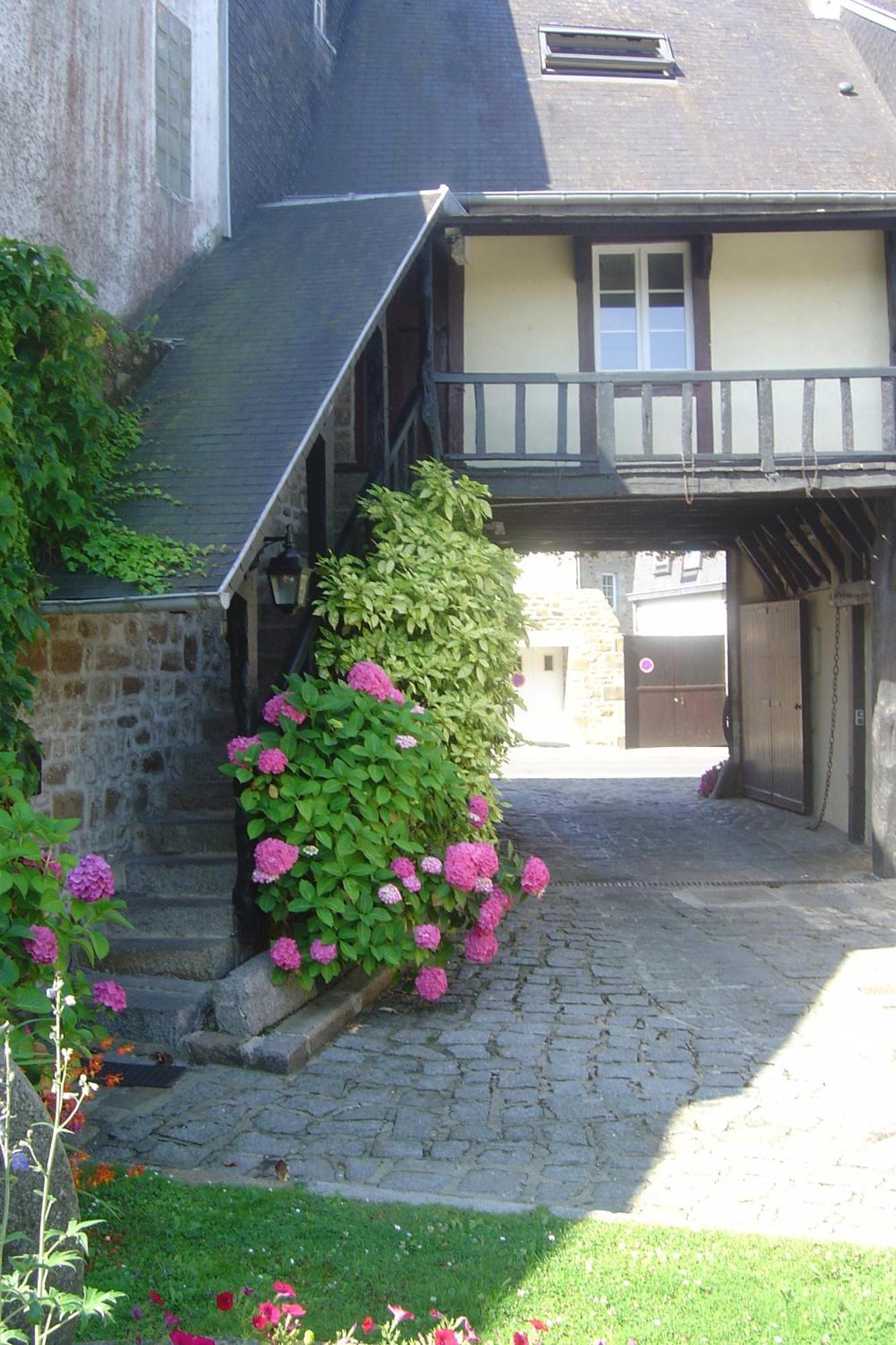 Hotel De La Croix D'Or Авранш Екстериор снимка