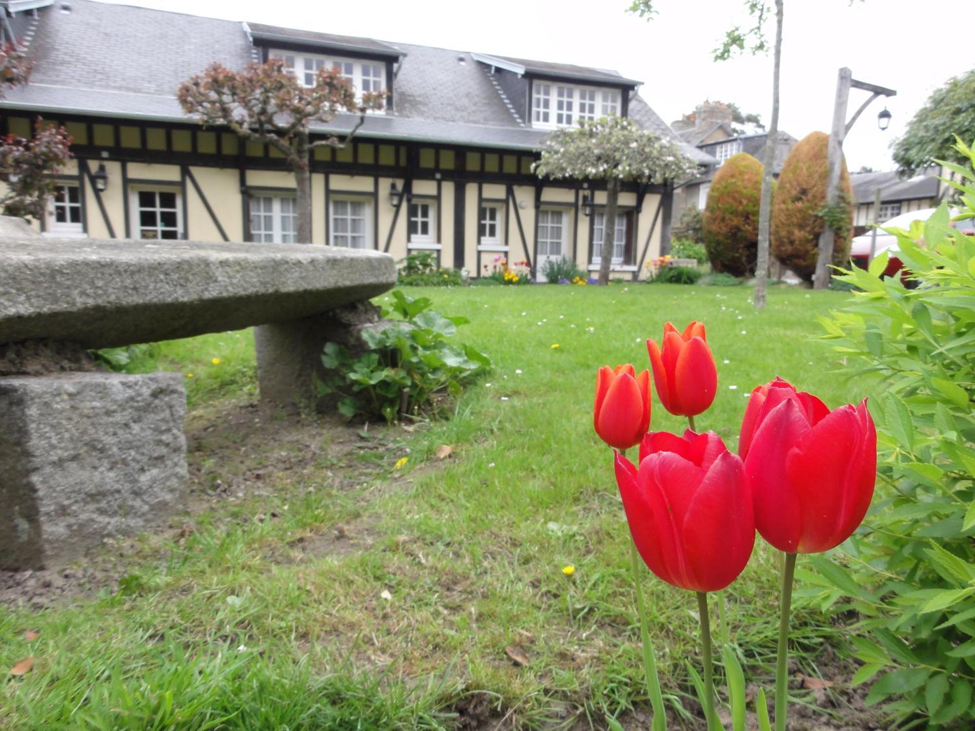 Hotel De La Croix D'Or Авранш Екстериор снимка