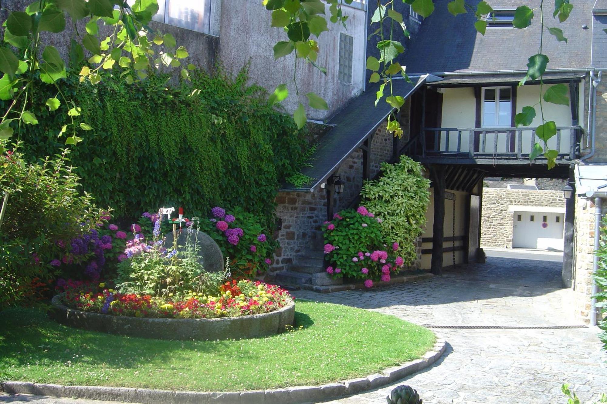 Hotel De La Croix D'Or Авранш Екстериор снимка