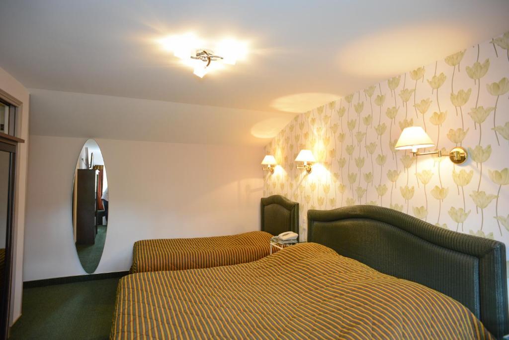Hotel De La Croix D'Or Авранш Стая снимка