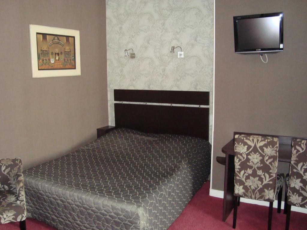 Hotel De La Croix D'Or Авранш Стая снимка