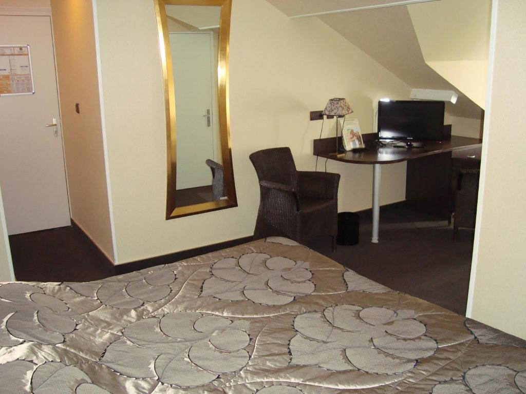 Hotel De La Croix D'Or Авранш Стая снимка