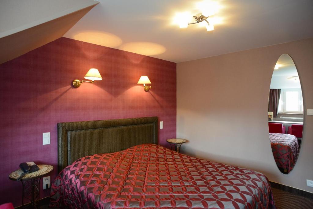 Hotel De La Croix D'Or Авранш Екстериор снимка