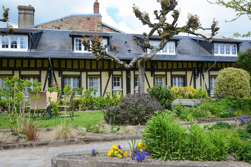 Hotel De La Croix D'Or Авранш Екстериор снимка