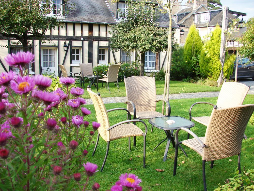 Hotel De La Croix D'Or Авранш Екстериор снимка