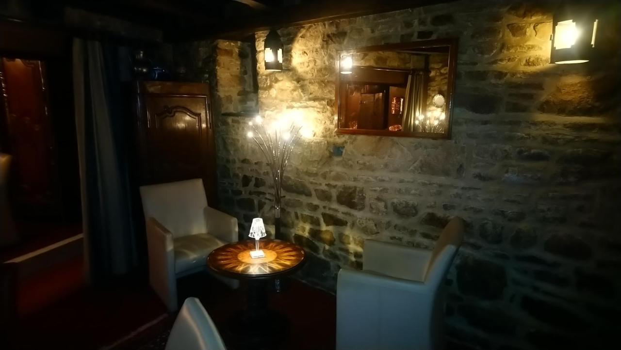 Hotel De La Croix D'Or Авранш Екстериор снимка