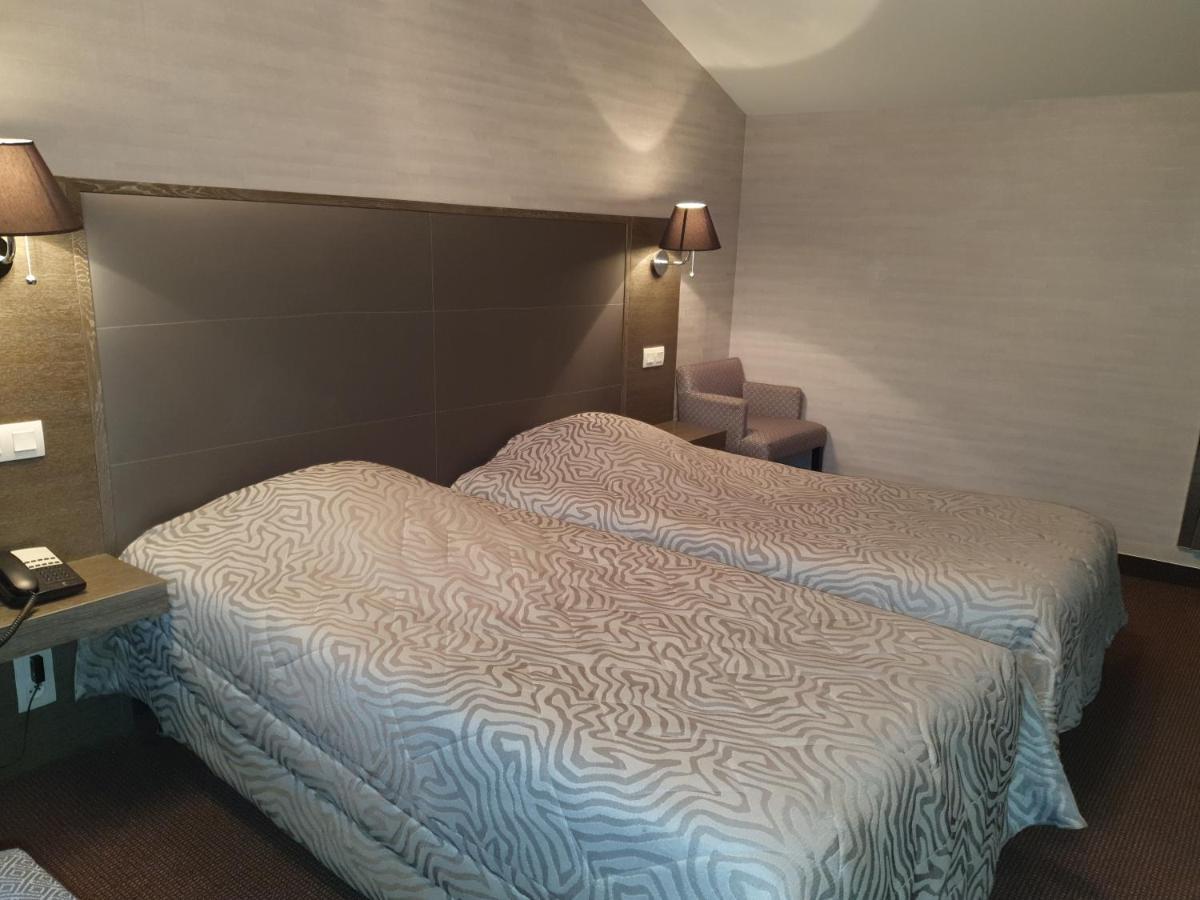 Hotel De La Croix D'Or Авранш Екстериор снимка