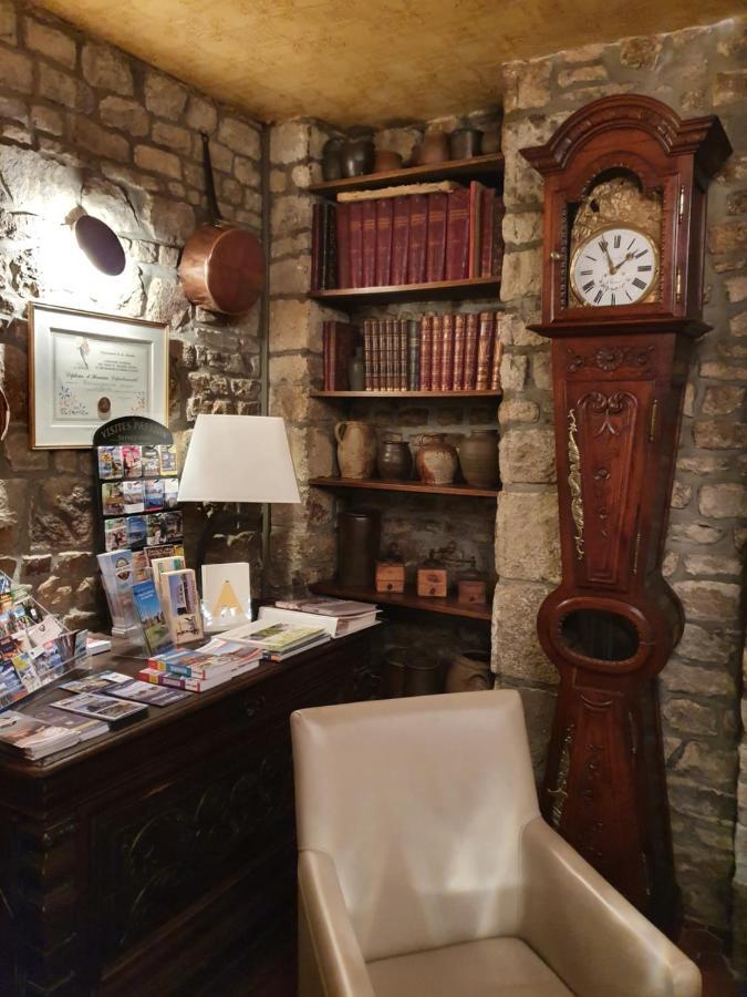 Hotel De La Croix D'Or Авранш Екстериор снимка