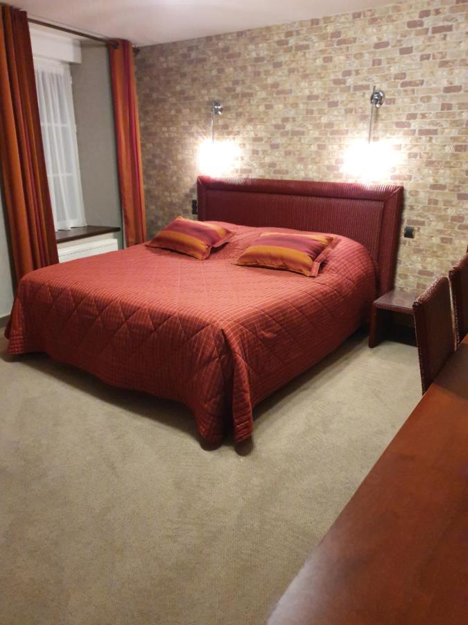 Hotel De La Croix D'Or Авранш Екстериор снимка