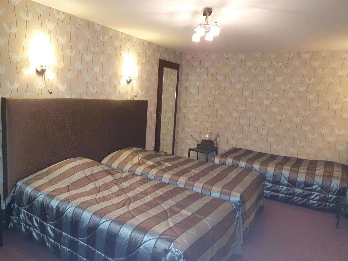 Hotel De La Croix D'Or Авранш Екстериор снимка