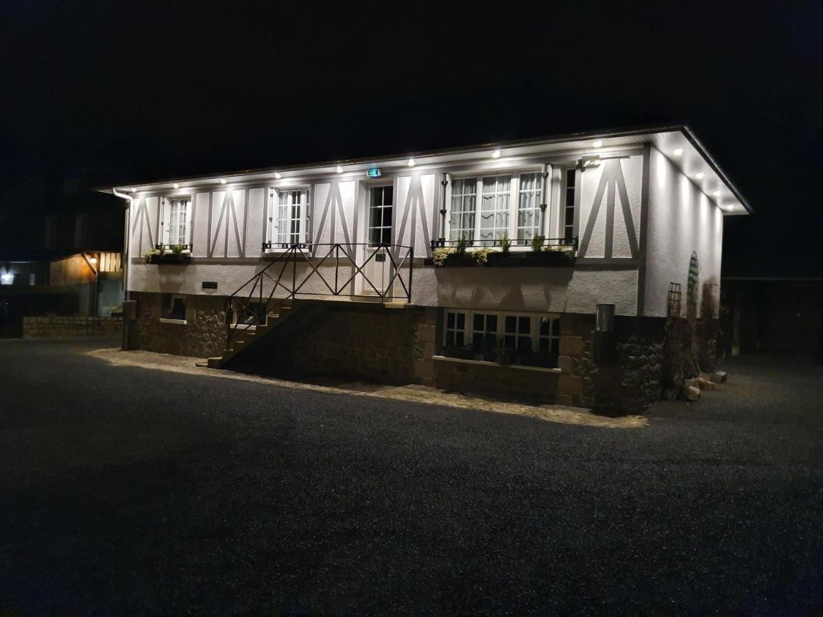 Hotel De La Croix D'Or Авранш Екстериор снимка